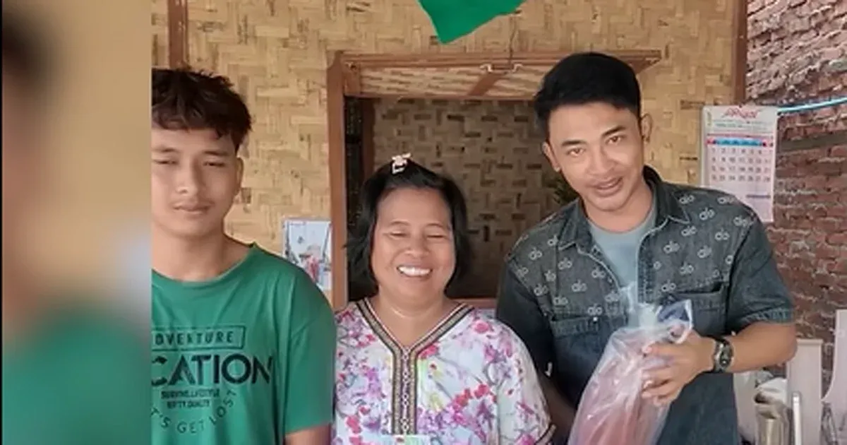 When the earthquake struck and the house collapsed and there was no place to stay, I spent a while with a Shan noodle shop owner in Mandalay